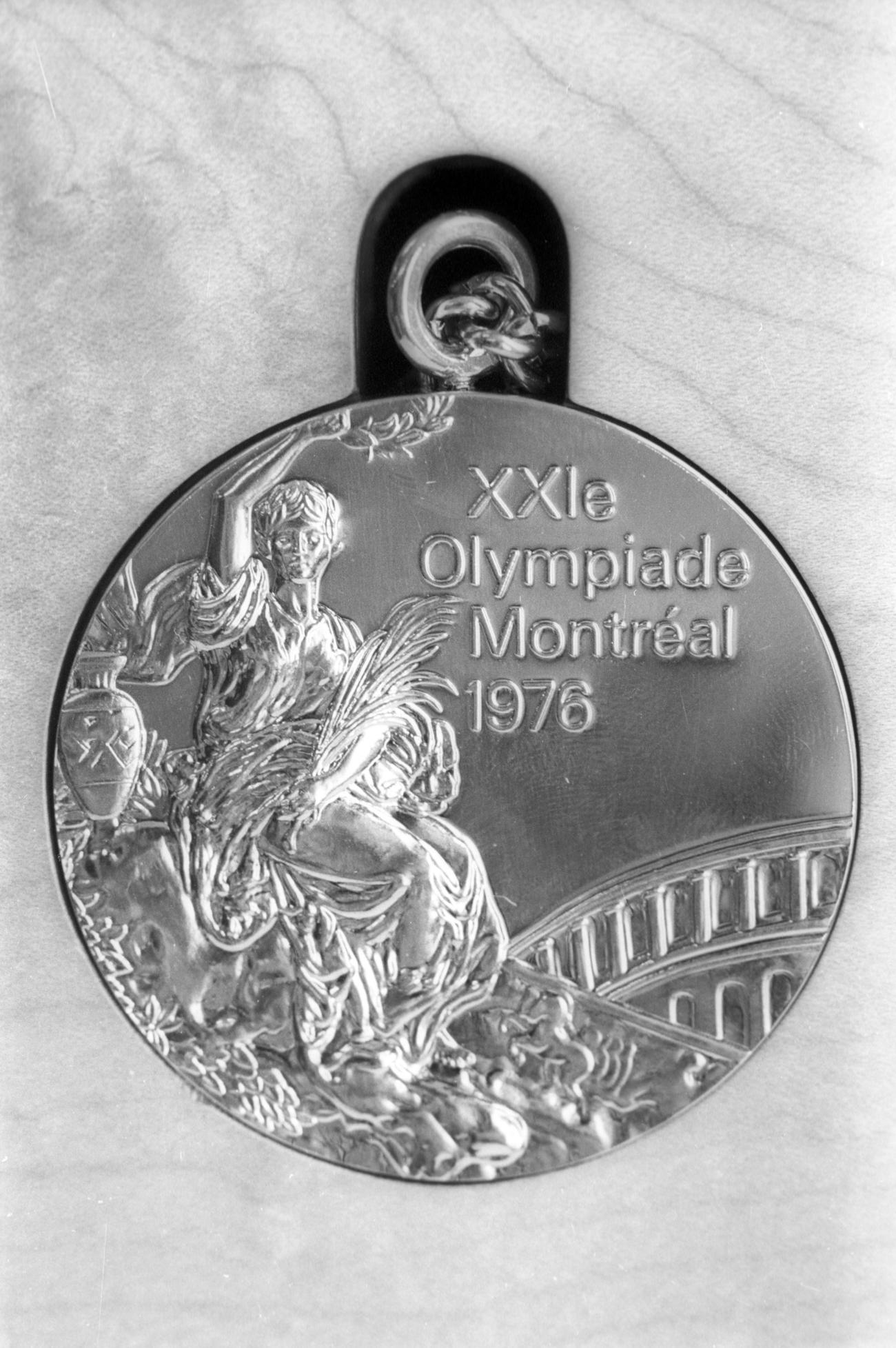 モントリオール五輪で男子体操団体が獲得した金メダル＝1976年