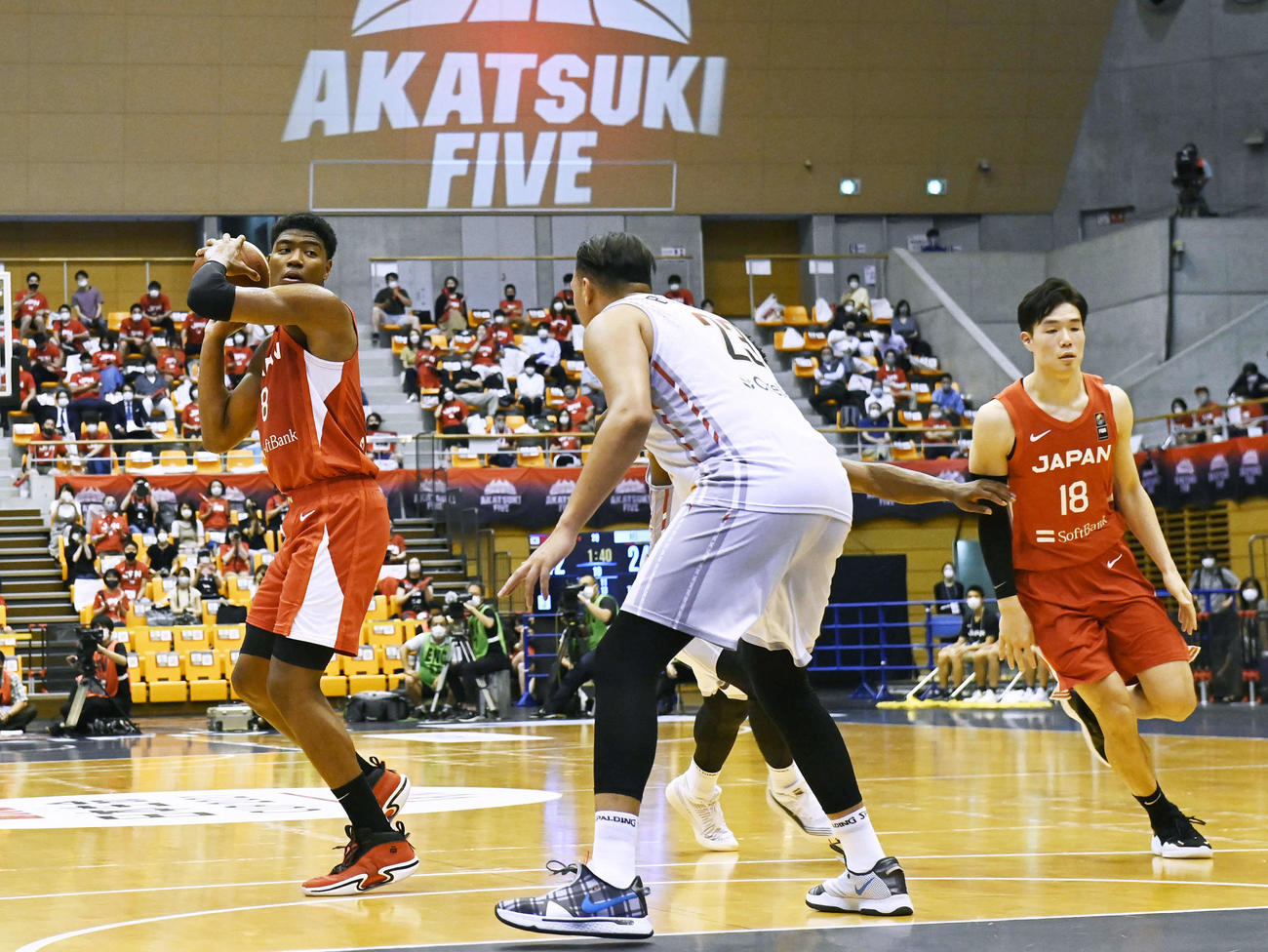 日本対ベルギー　第2Q、プレーする八村（左）と馬場（右）（手前）（代表撮影）
