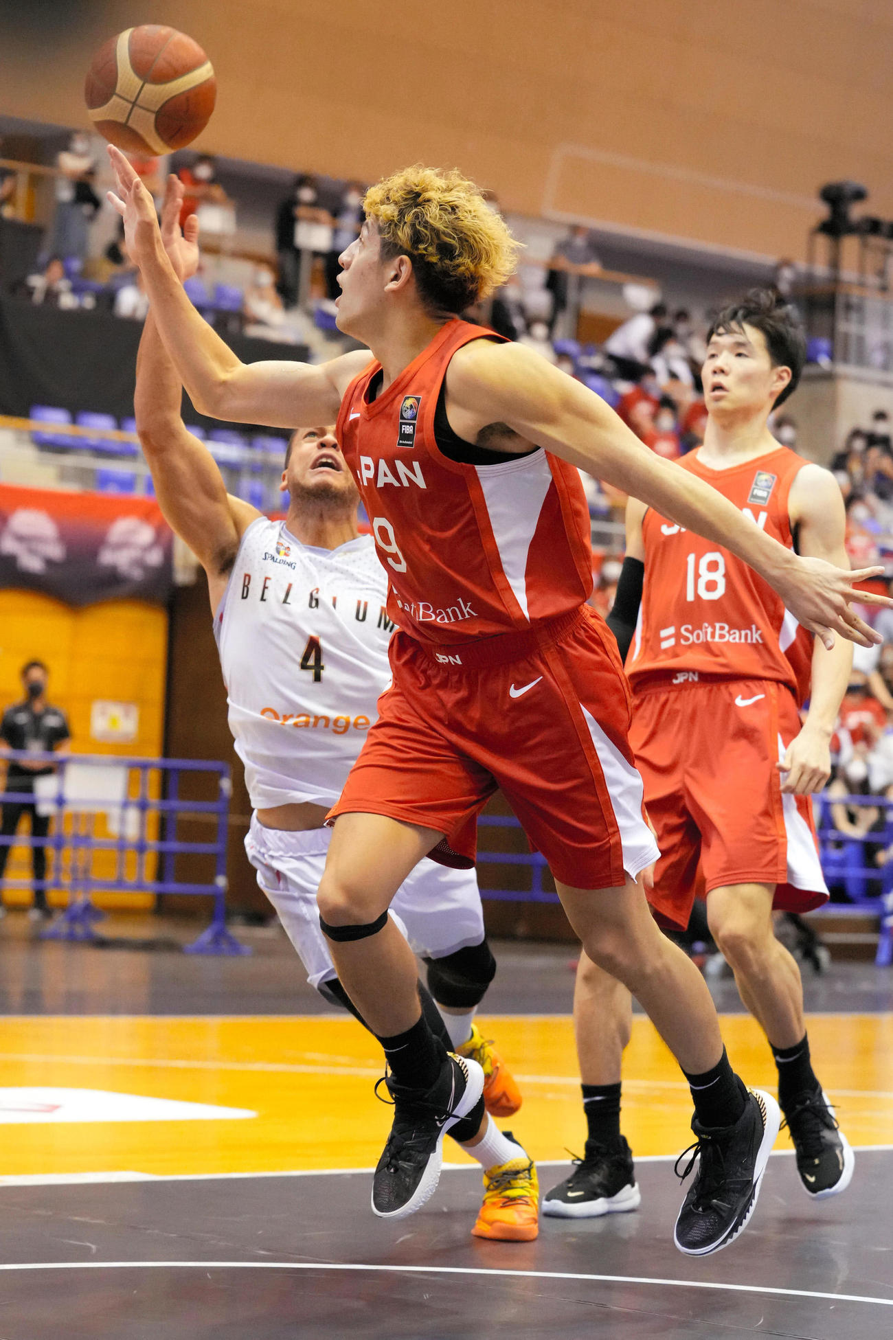 日本対ベルギー　第1Q、攻めるベルギーの選手を阻むベンドラメ（手前）（代表撮影）