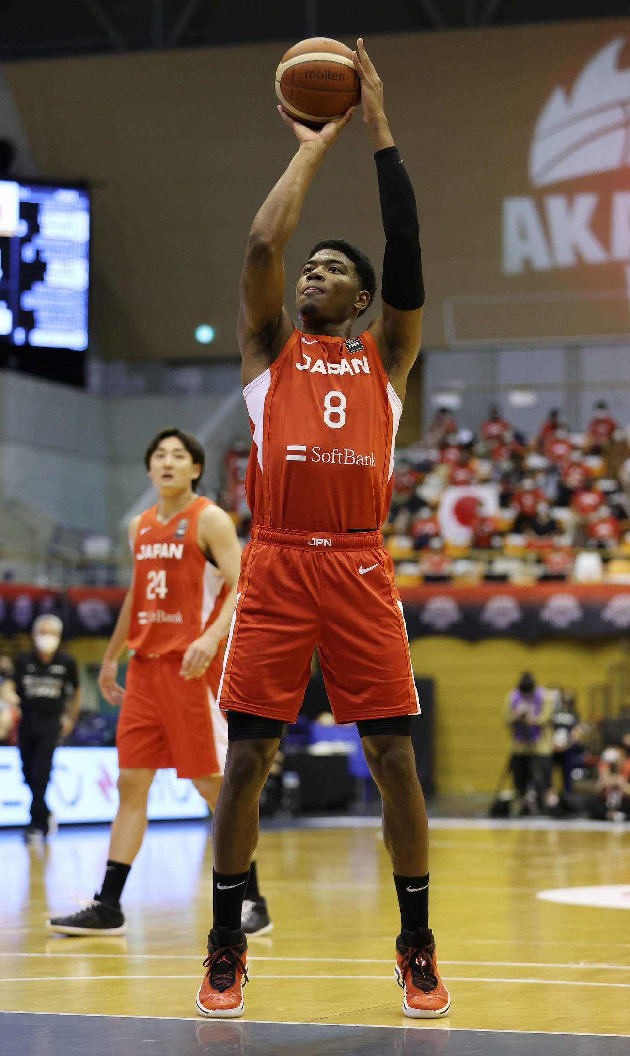 日本対ベルギー　第1Q、フリースローを決める八村（手前）（代表撮影）