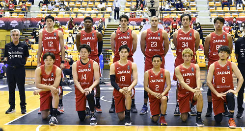 ベルギーとの強化試合に臨むバスケットボール男子日本代表。後列左からラマス監督、渡辺雄、八村、シェーファー、エドワーズ、渡辺飛、張本、前列左から、田中、金丸、馬場、富樫、ベンドラメ、比江島（代表撮影）