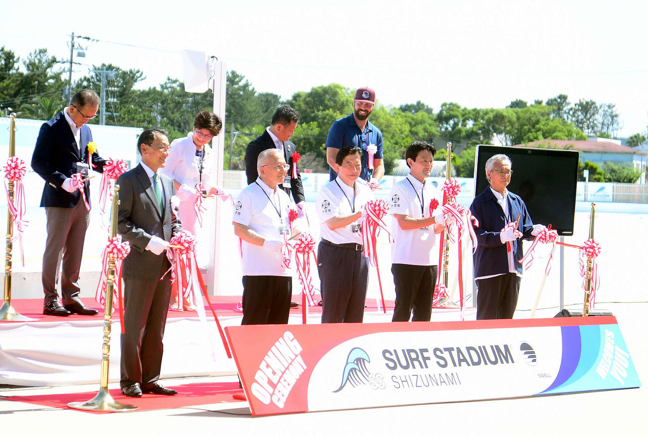 笑顔でテープカットを行う関係者。前列左から安達代表取締役、杉本市長、川勝県知事