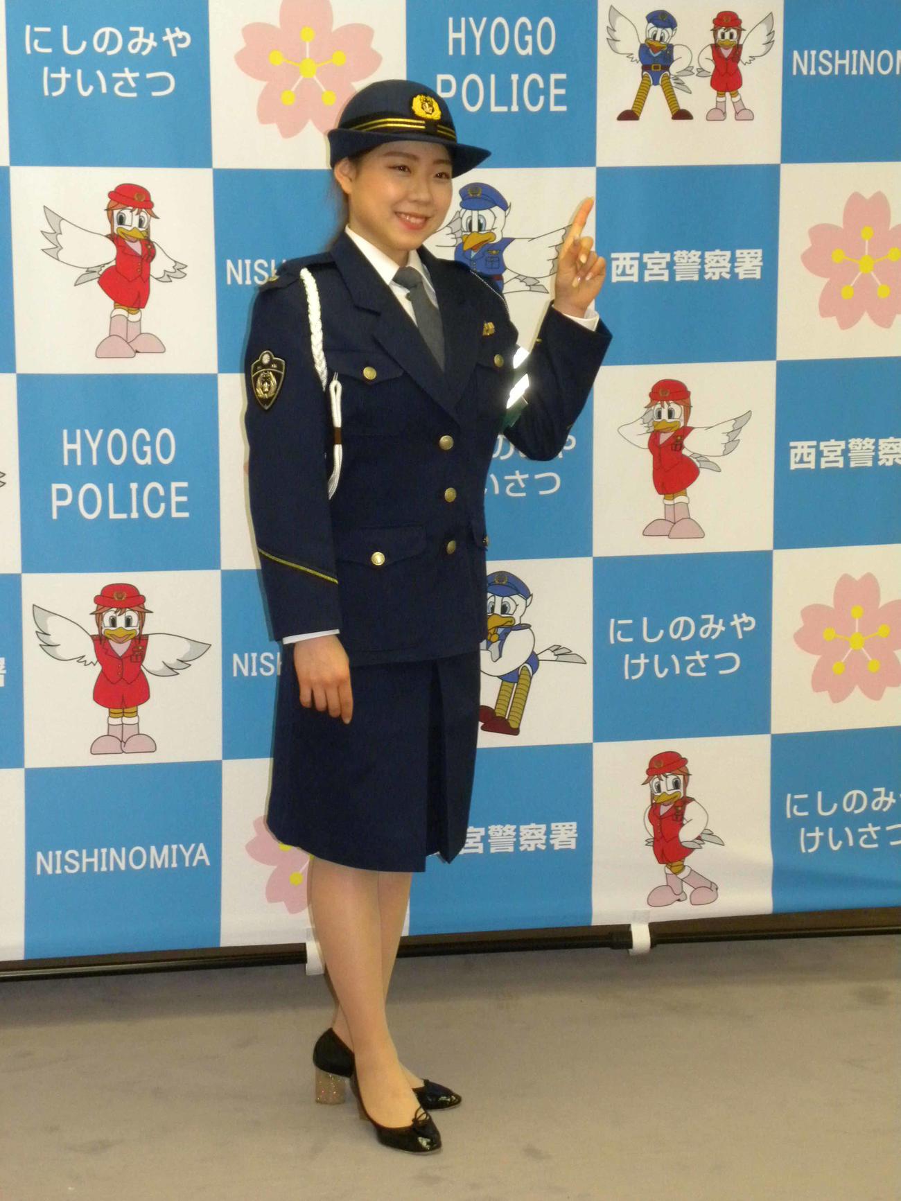 西宮交通安全大使となり、制服姿でポーズを決める紀平梨花（撮影・松本航）