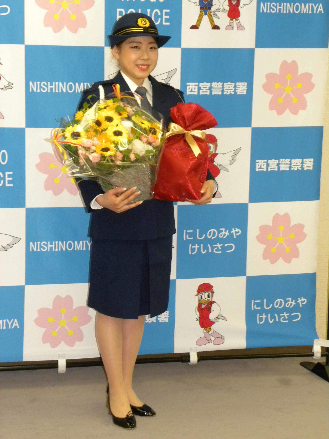 西宮交通安全大使となった紀平梨花は、21日の誕生日を前に祝福を受けて笑顔を見せる（撮影・松本航）
