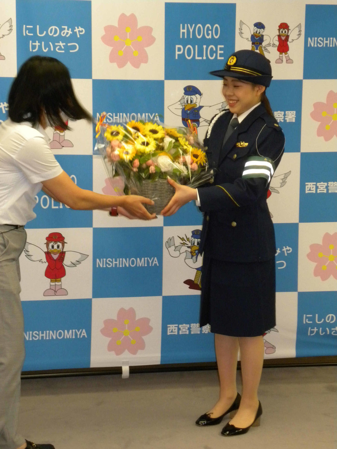 西宮交通安全大使となった紀平梨花は、21日の誕生日を前に祝福を受けて笑顔を見せる（撮影・松本航）