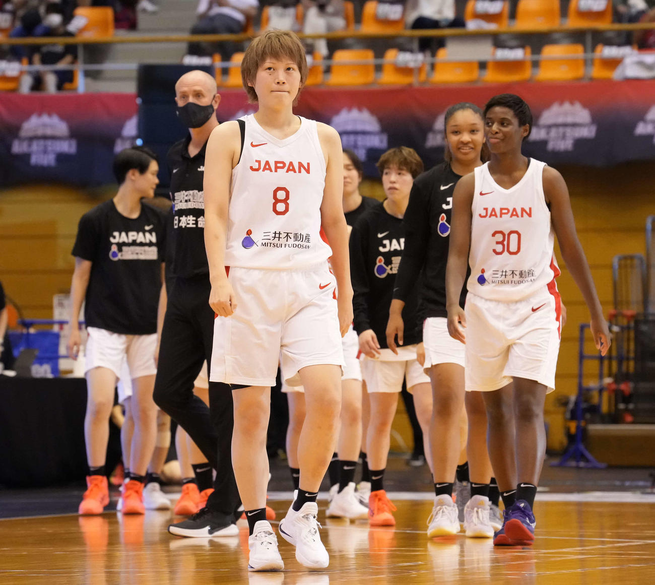 日本対プエルトリコ　プエルトリコ戦を終え、観客席へあいさつに向かう高田（手前）ら女子日本代表の選手たち（代表撮影）