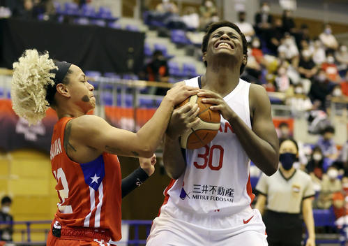 日本対プエルトリコ　第3Q、プエルトリコの選手（左）と激しくボールを奪い合う馬瓜（代表撮影）