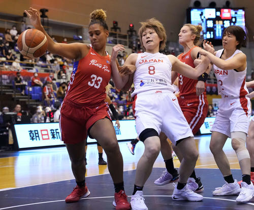 日本対プエルトリコ　第3Q、相手陣内で競り合う高田（左から2人目）（代表撮影）