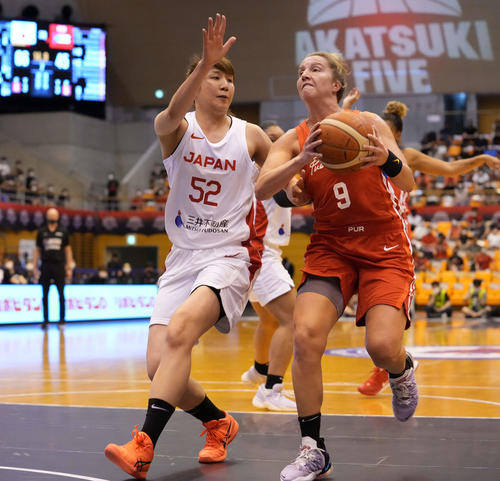 日本対プエルトリコ　第3Q、相手選手と競り合う宮沢（左）（代表撮影）