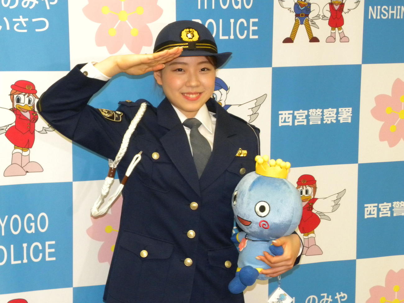 西宮交通安全大使となった紀平梨花は西宮市のキャラクター「みやたん」を手にポーズを決める（2021年7月16日撮影）