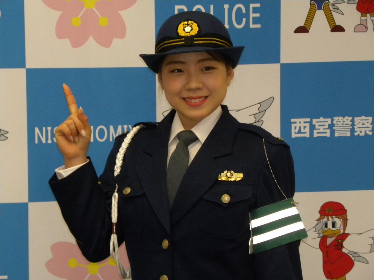 西宮交通安全大使となり、制服姿でポーズを決める紀平梨花（2021年7月16日撮影）