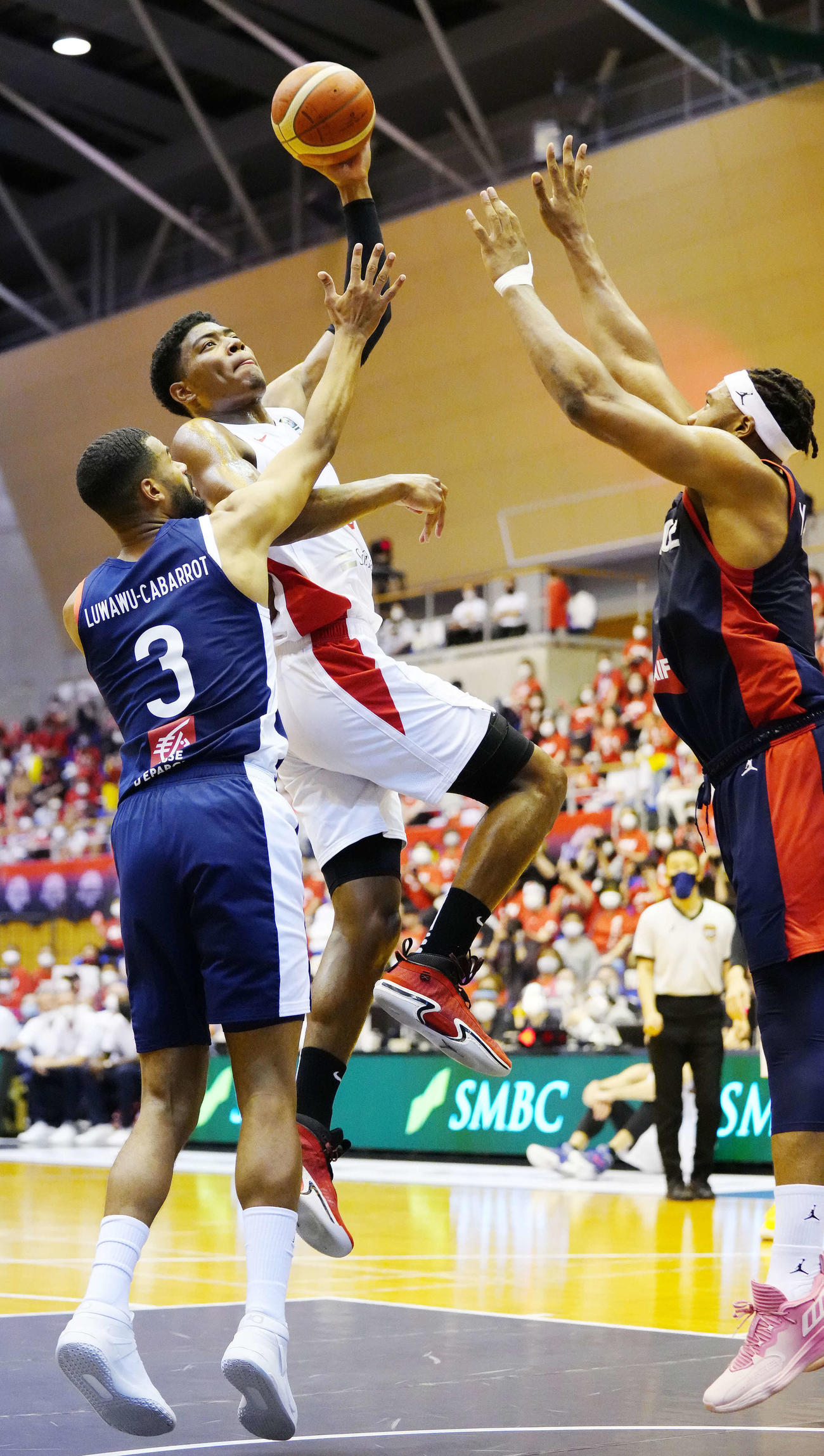 日本対フランス　第2Q、シュートを決める八村（中央）（撮影・江口和貴）