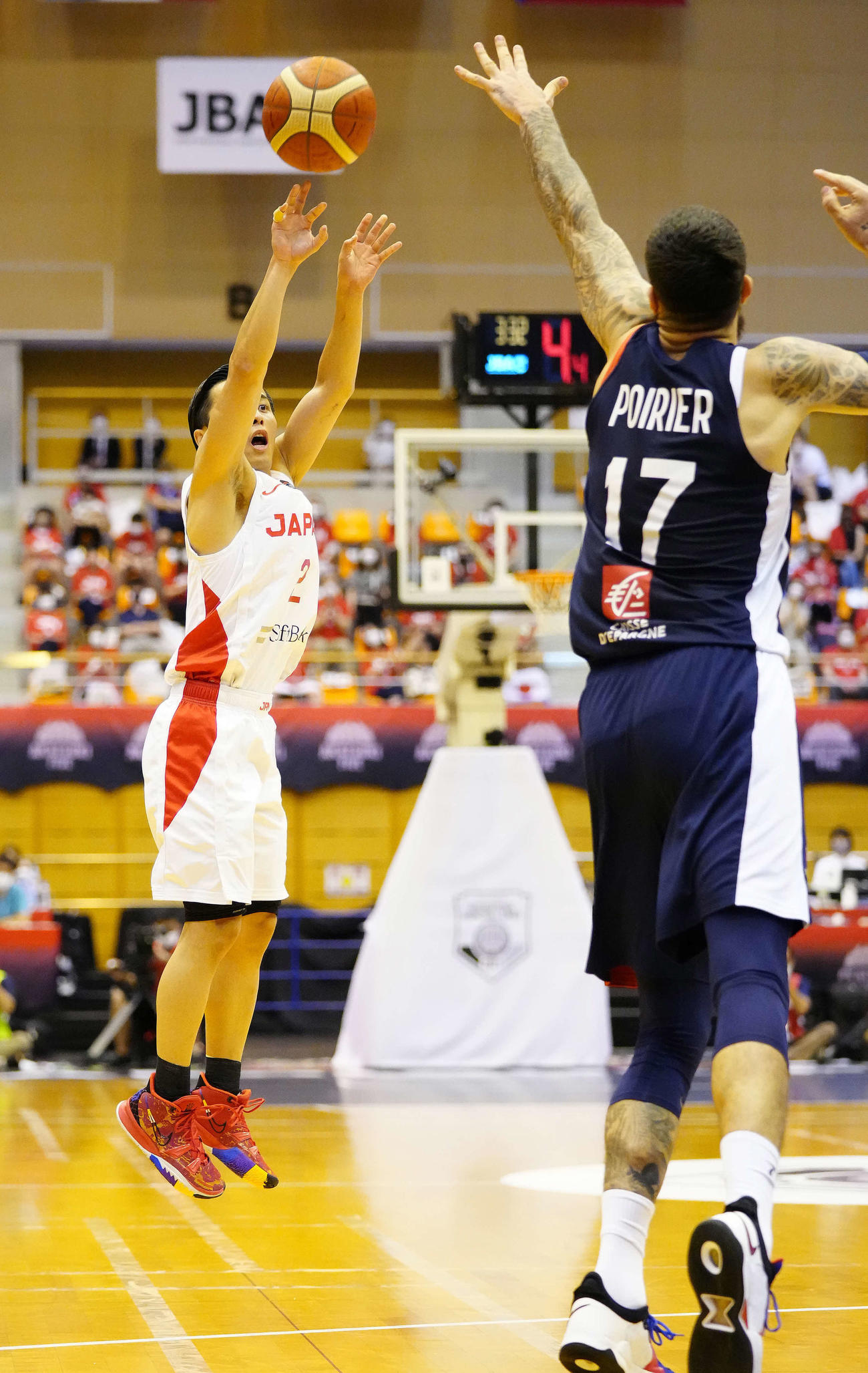 日本対フランス　第2Q、3点シュートを決める富樫（撮影・江口和貴）