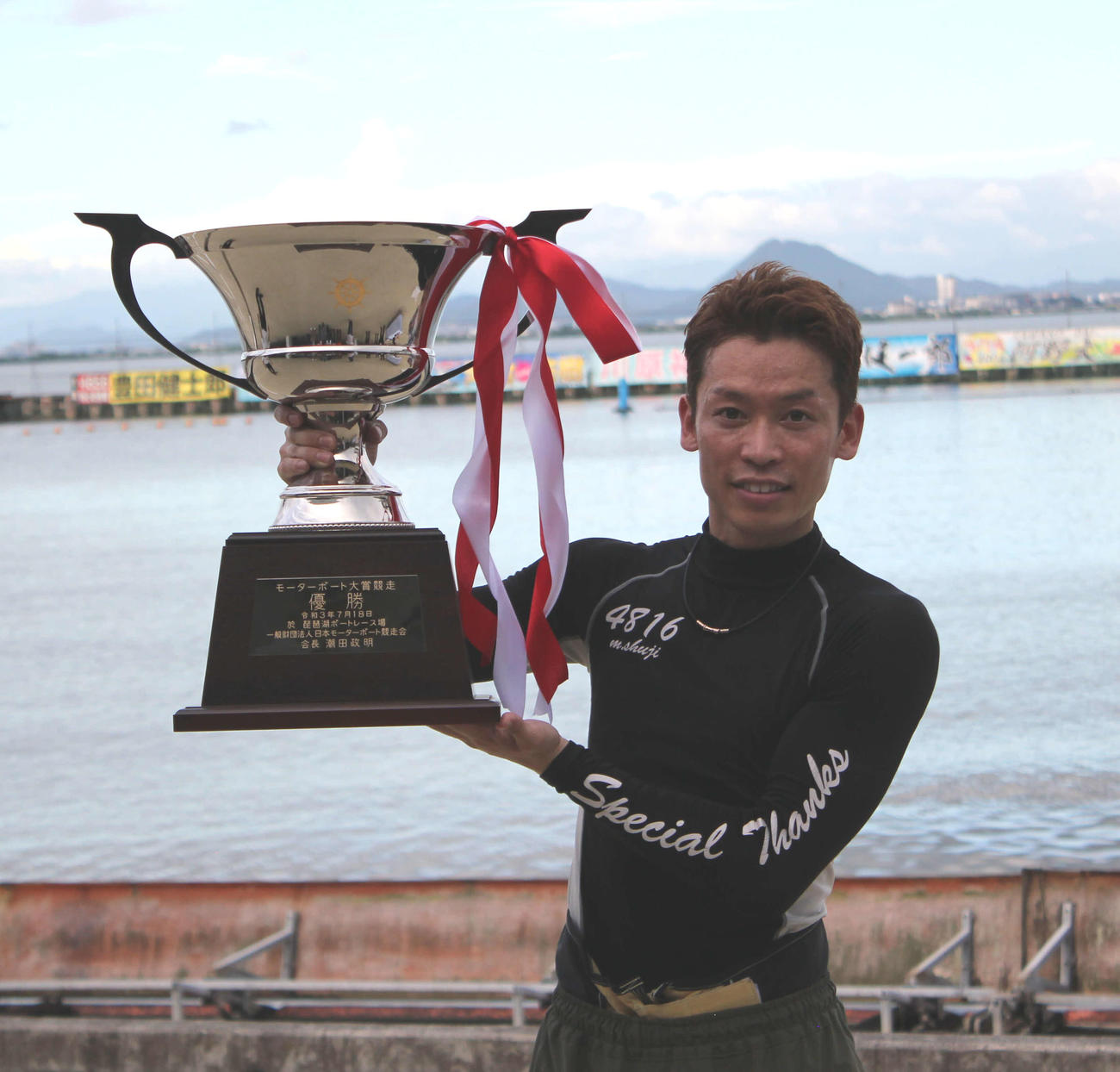 G2MB大賞で優勝を飾った村松修二が、笑顔で優勝カップを掲げた