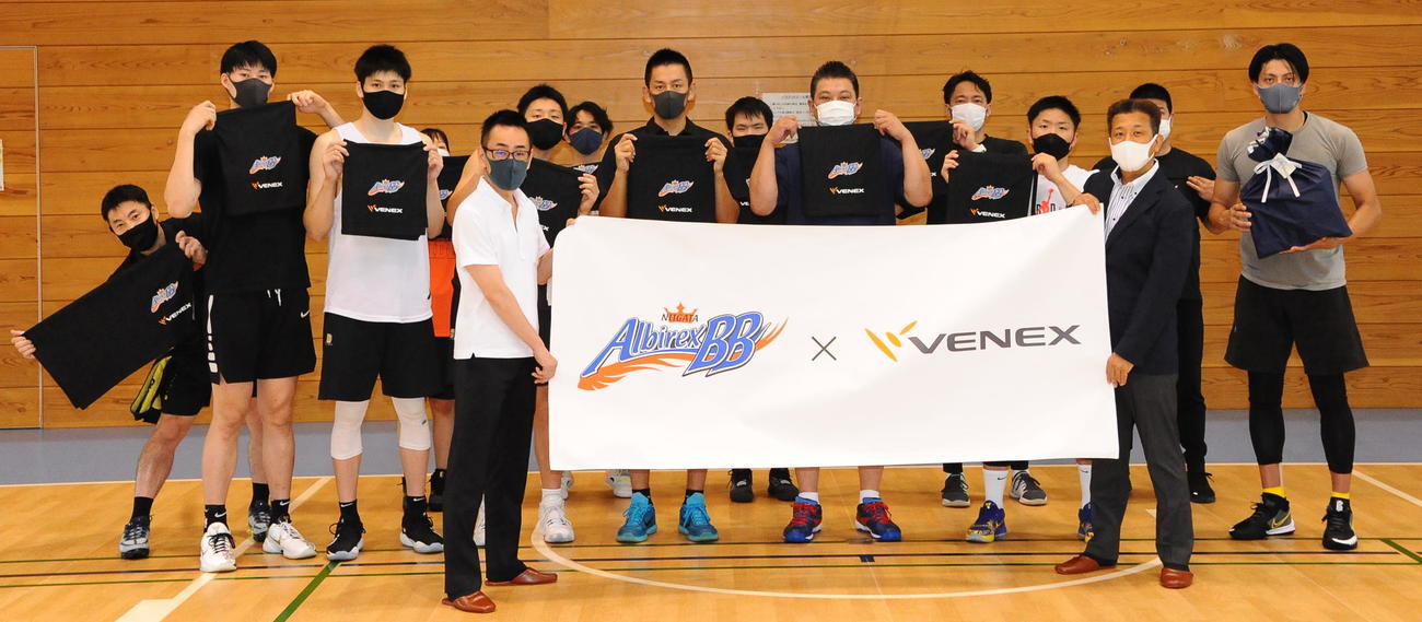 リカバリーウエア贈呈式に出席したベネクスの星副社長（手前右）とB1新潟の選手・スタッフ