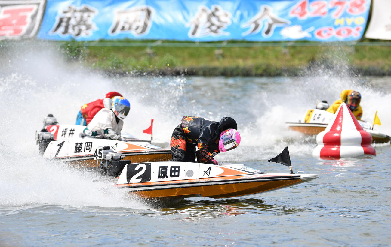 SGオーシャンカップ4日目　7R、2周目の2マークを先頭で旋回する2号艇の原田幸哉（撮影・岩下翔太）
