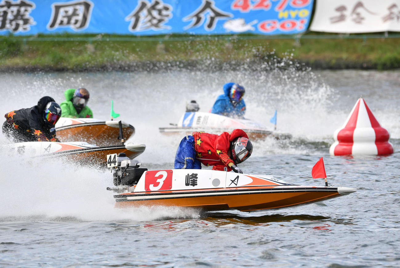 SGオーシャンカップ4日目　10R、1周目の2マークを先頭で旋回する3号艇の峰竜太（撮影・岩下翔太）