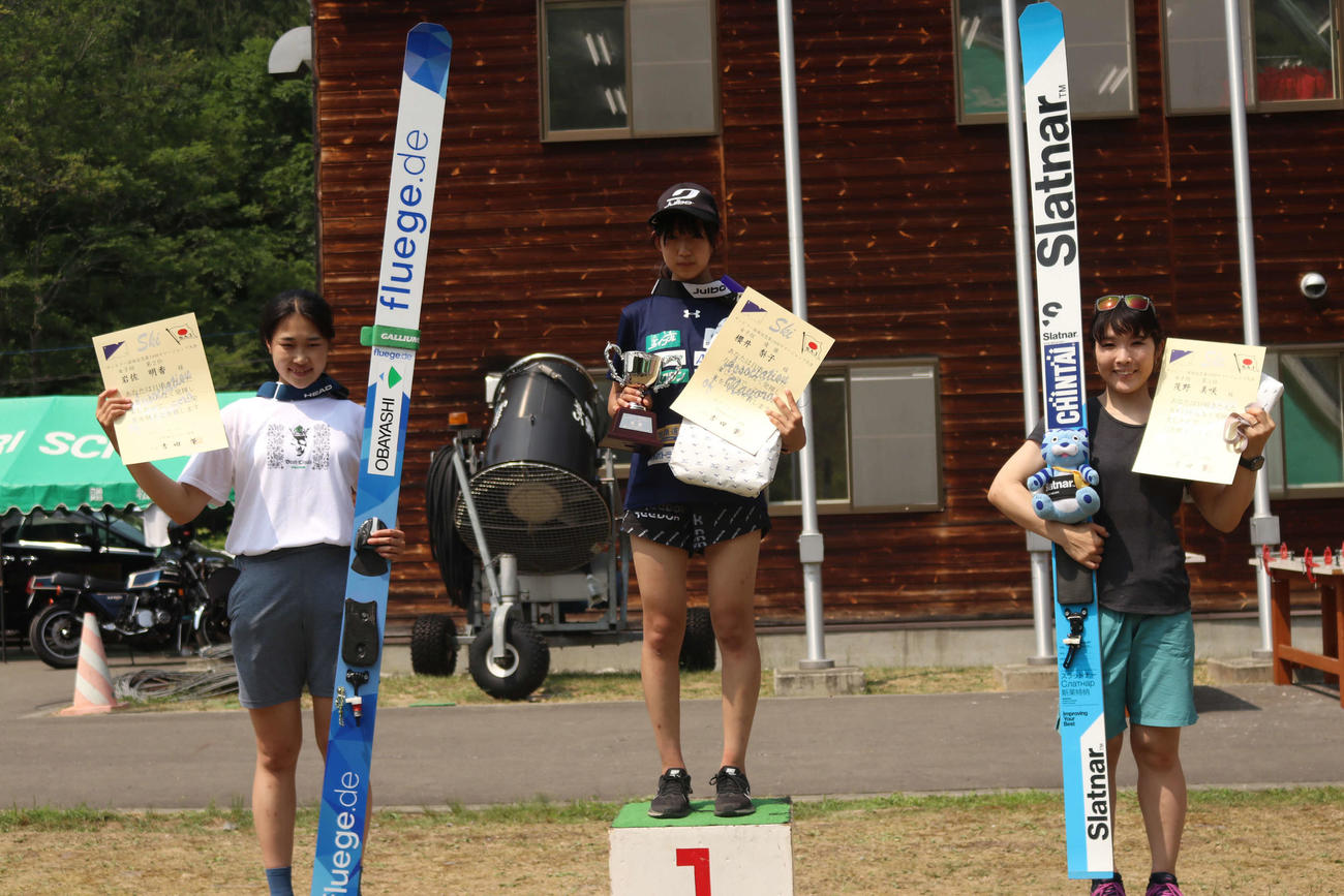 女子個人で優勝しカップを持つ桜井（中央）。左は2位岩佐、右は3位茂野（撮影・小林憲治）