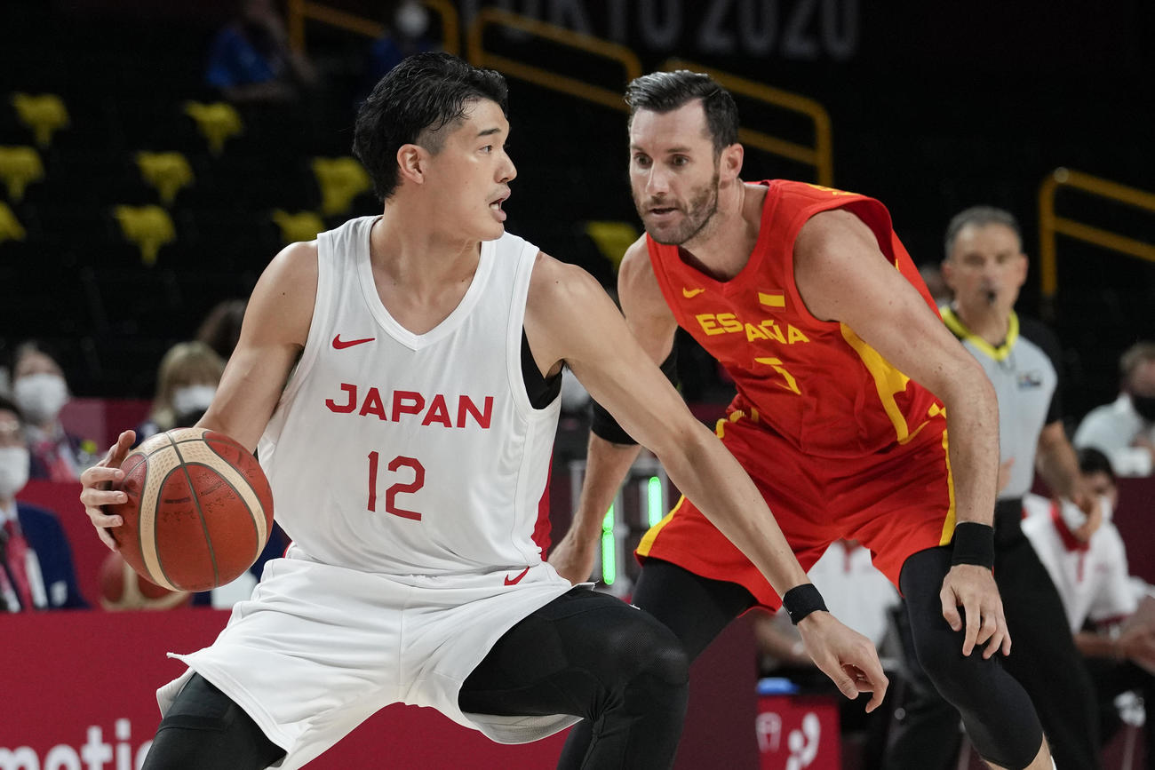 ドリブルする日本代表の渡邊雄太（AP）