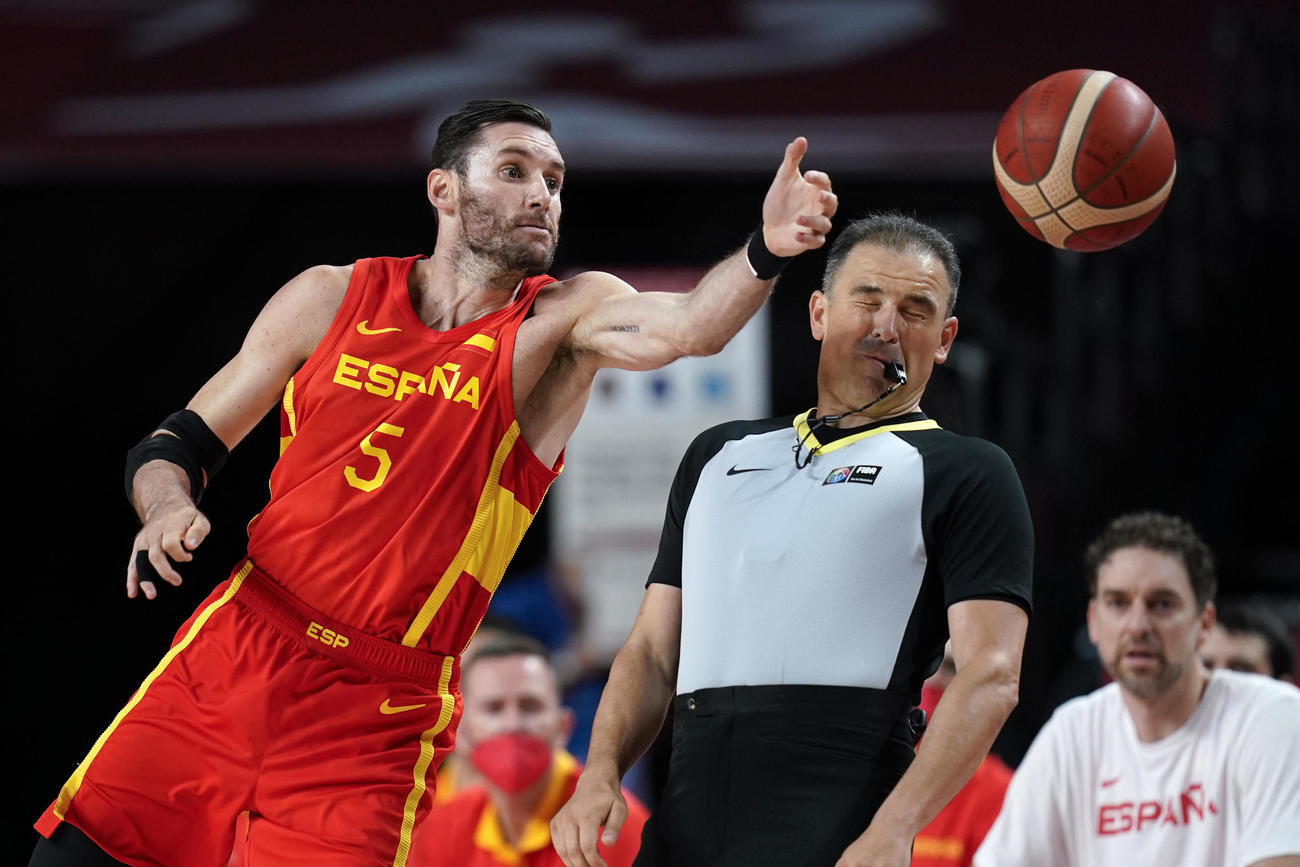 ボールを受けるスペイン代表ルディ・フェルナンデス（AP）