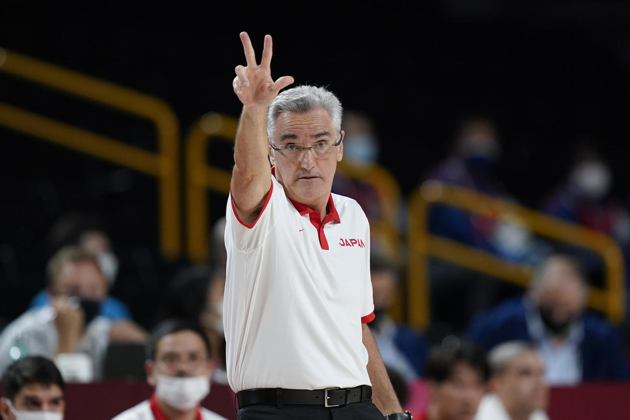 選手に指示する日本代表フリオ・ラマスヘッドコーチ（AP）