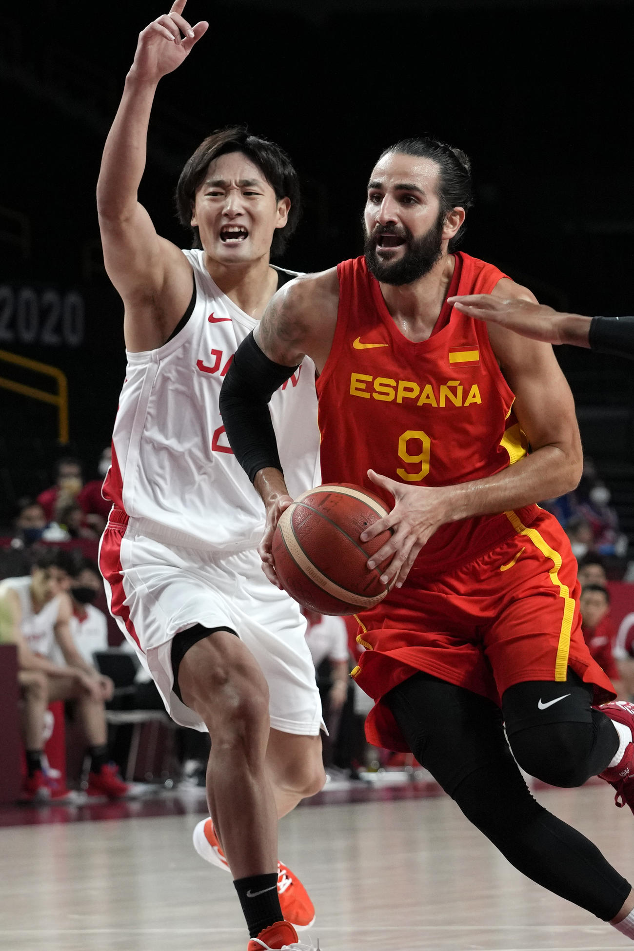 日本代表の田中大貴をドリブルでかわすスペイン代表のリッキー・ルビオ（AP）