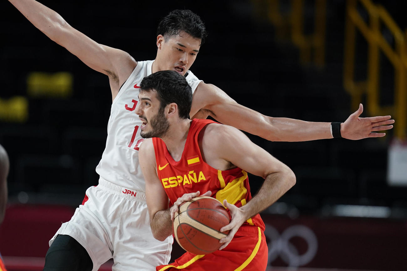 スペイン代表アレハンドロ・アブリネスレドンドのドリブル突破をブロックする日本代表の渡辺雄太（AP）