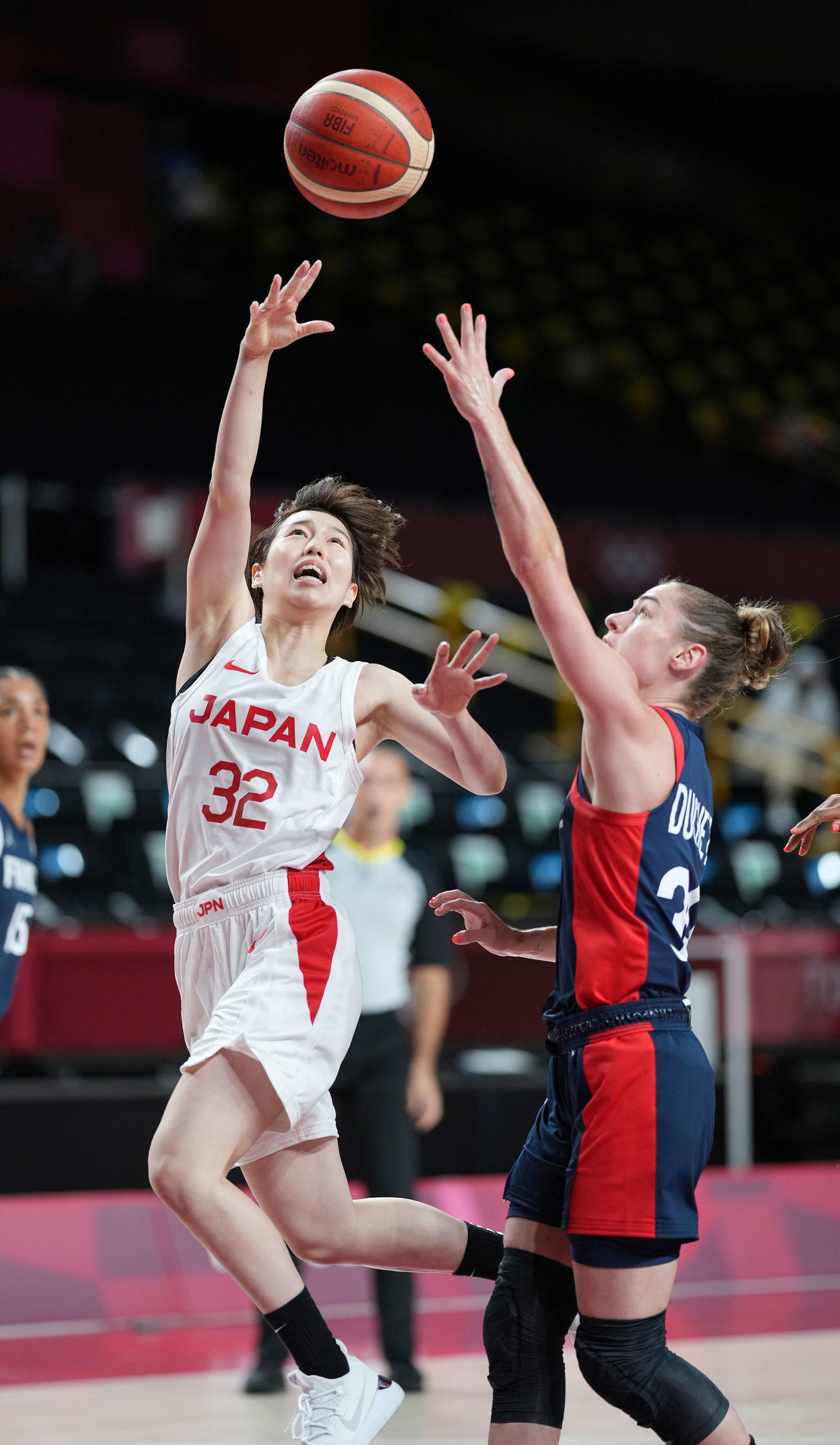 日本対フランス　第1Q、シュートを放つ本橋（左）（撮影・鈴木みどり）