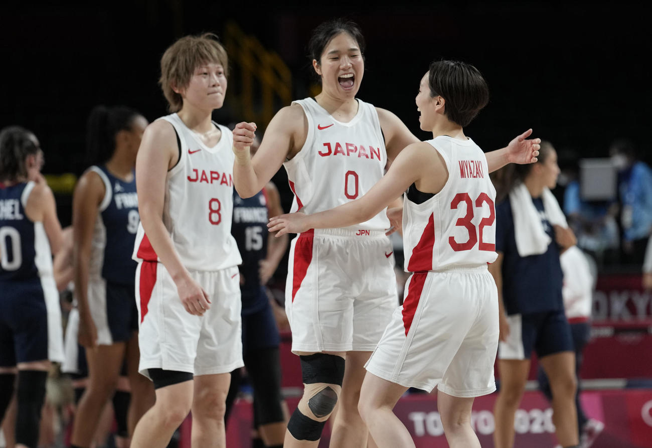 フランスに勝ち喜ぶ左から高田真希、長岡萌映子、宮崎早織（AP）