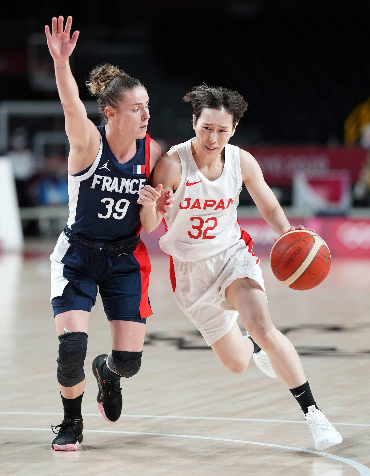 日本対フランス　第4Q、ドリブルする町田（右）（撮影・鈴木みどり）