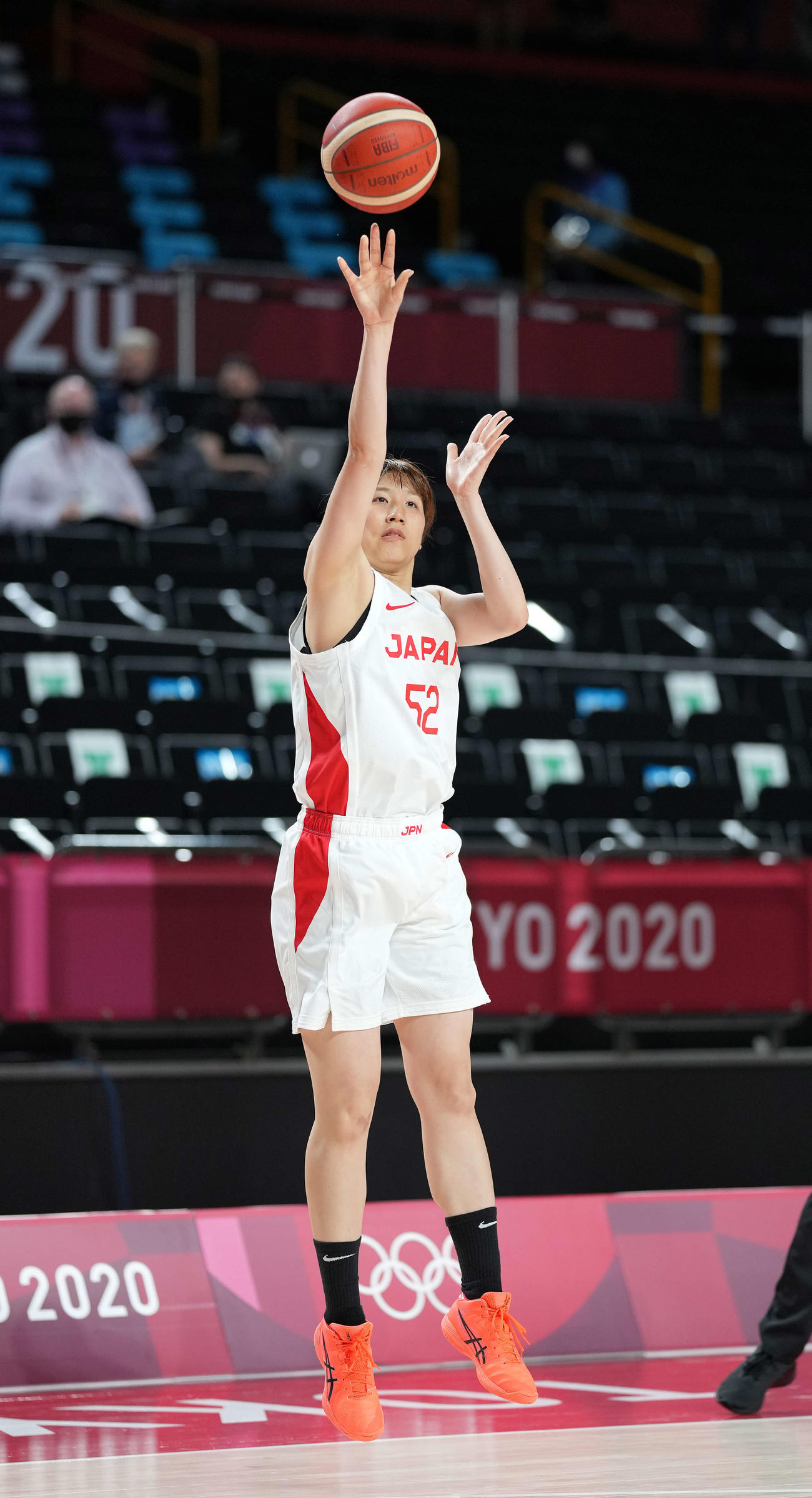 日本対フランス　第2Q、3点シュートを決める宮沢（撮影・鈴木みどり）