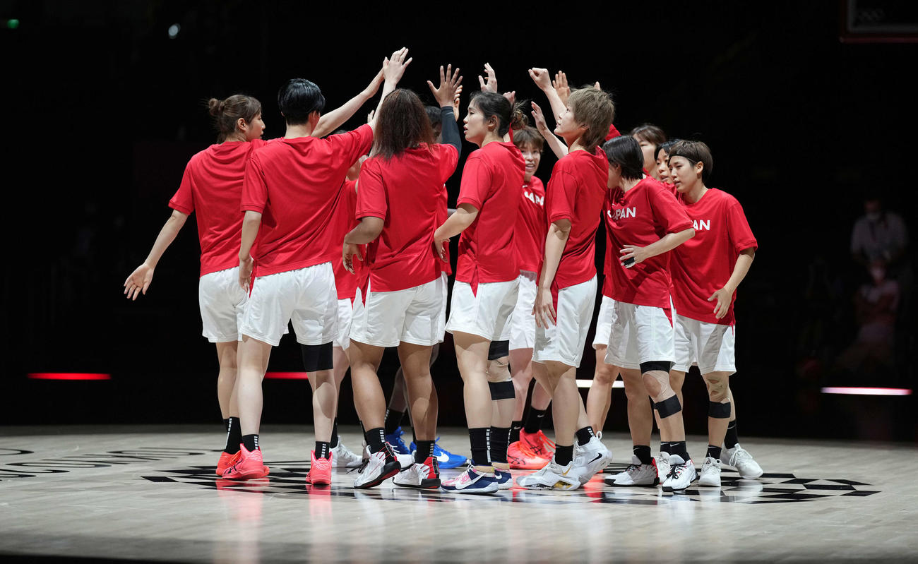 日本対フランス　試合開始前、円陣を組むバスケットボール女子日本代表（撮影・鈴木みどり）