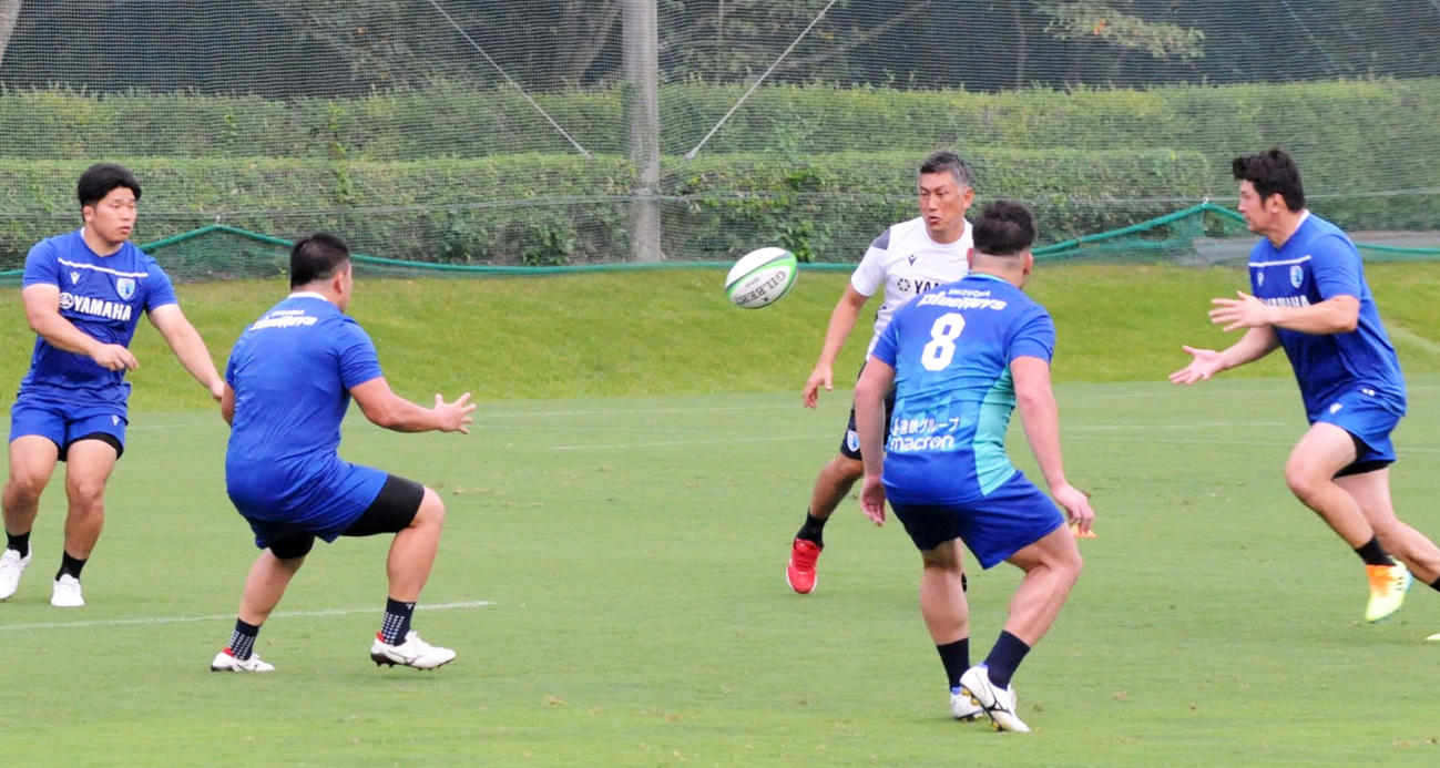 パス練習する静岡ブルーレヴズの大戸（右端）らと指導する堀川監督（右から3人目）（撮影・倉橋徹也）