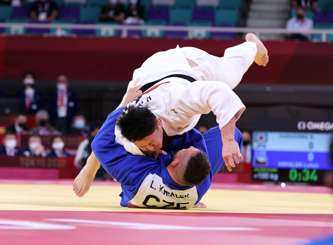 男子100キロ超級準決勝　チェコのクルパレク（下）と激しい攻防を繰り広げる原沢（撮影・パオロ　ヌッチ）