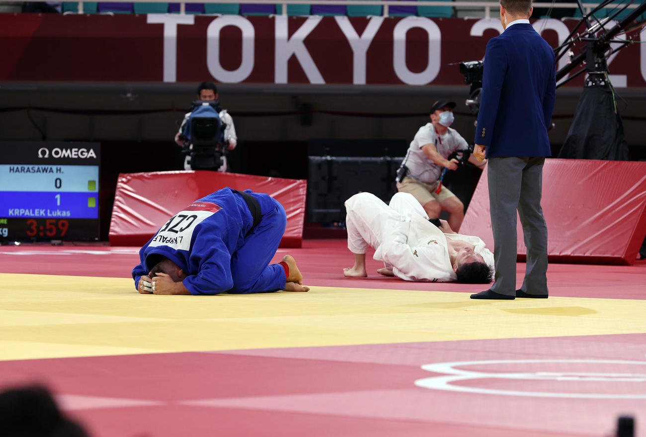 男子100キロ超級準決勝　チェコのクルパレク（左）に敗れる原沢（撮影・パオロ　ヌッチ）