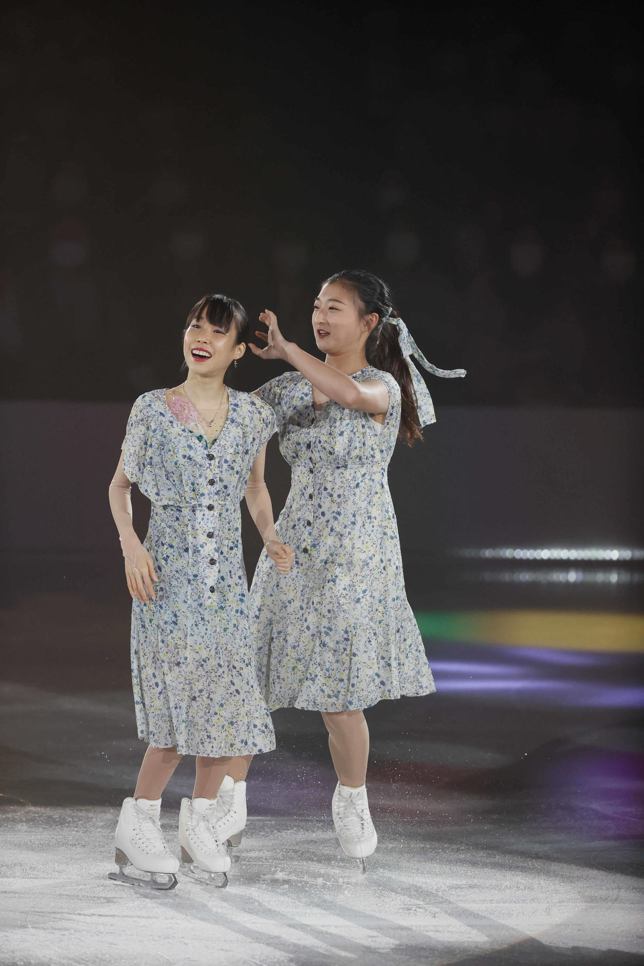 ザ・アイスのコラボ演技で笑顔を見せる坂本花織（右）と三原舞依（ｃ）THE ICE 2021／Koichi Nakamura
