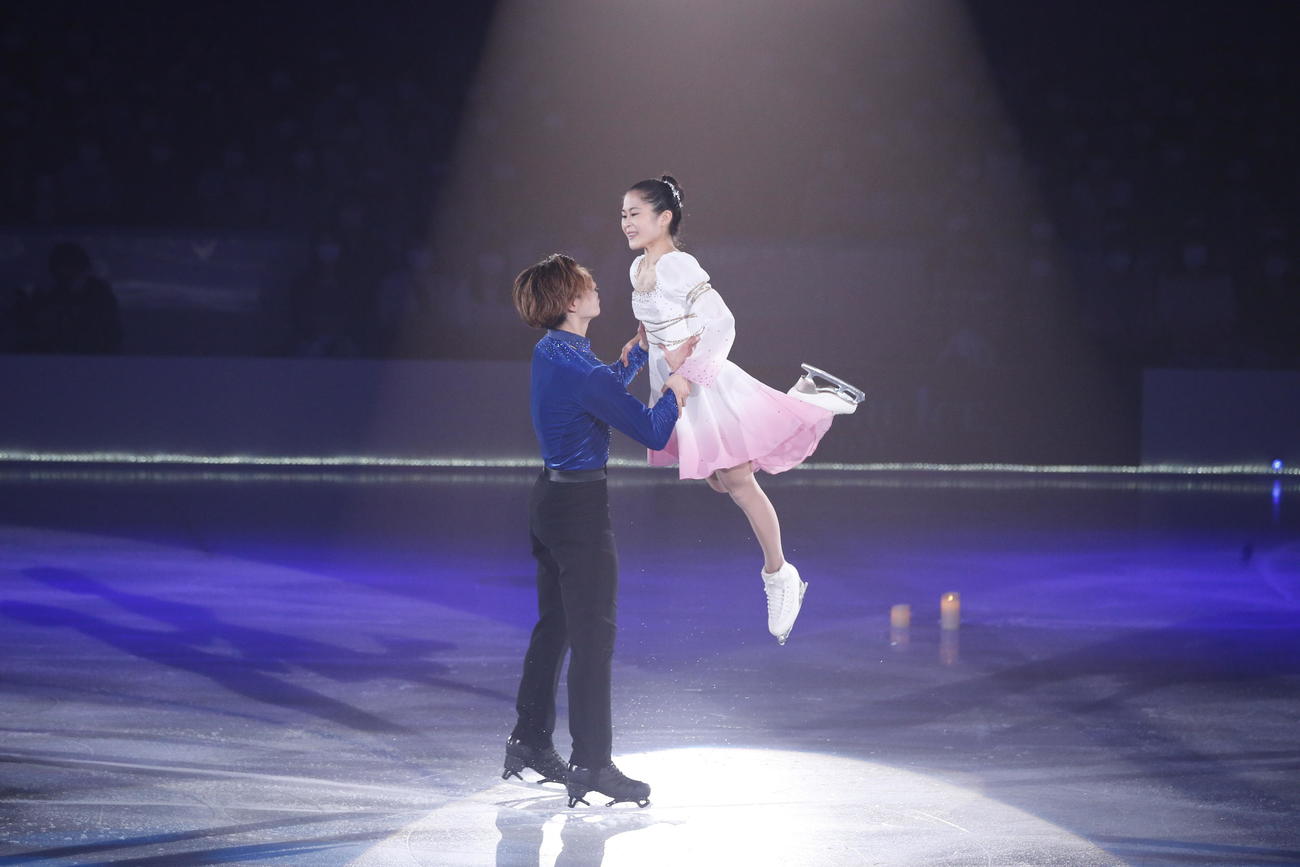 ザ・アイスのコラボ演技で笑顔を見せる宮原知子（右）と田中刑事（ｃ）THE ICE 2021／Koichi Nakamura