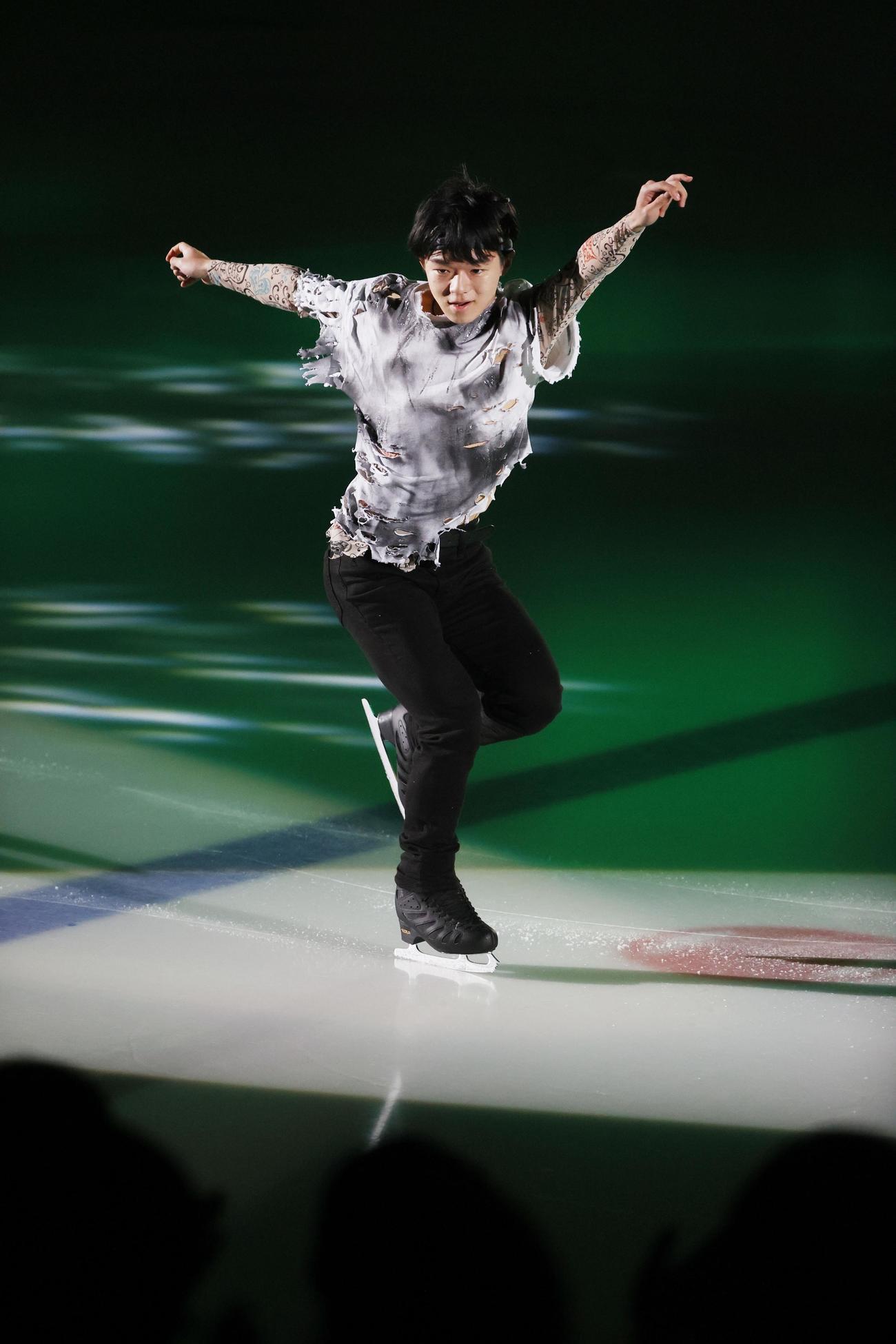 ザ・アイスのオープニングで演技する鍵山優真（C）THE ICE 2021／Koichi Nakamura