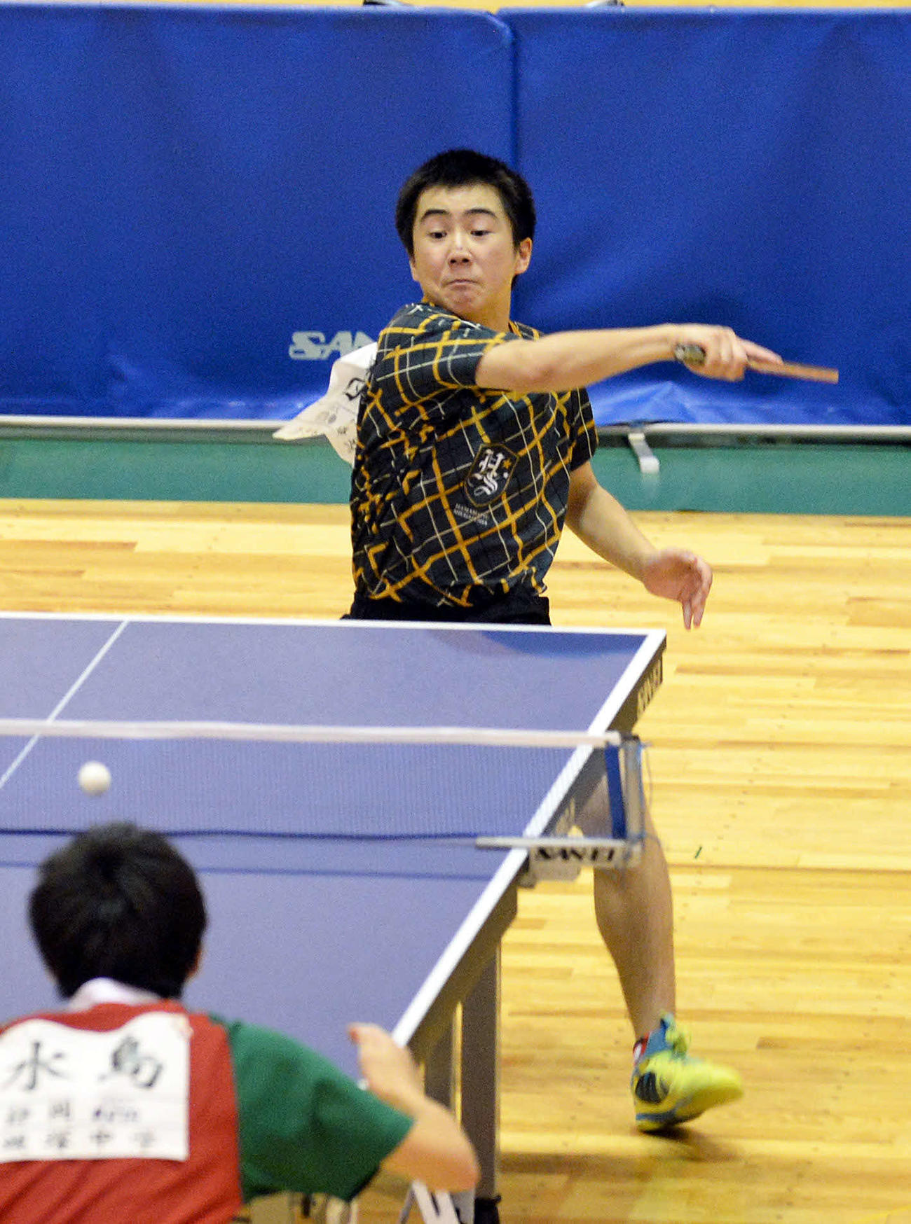 強烈なフォアを打ち込む浜松修学舎の中西