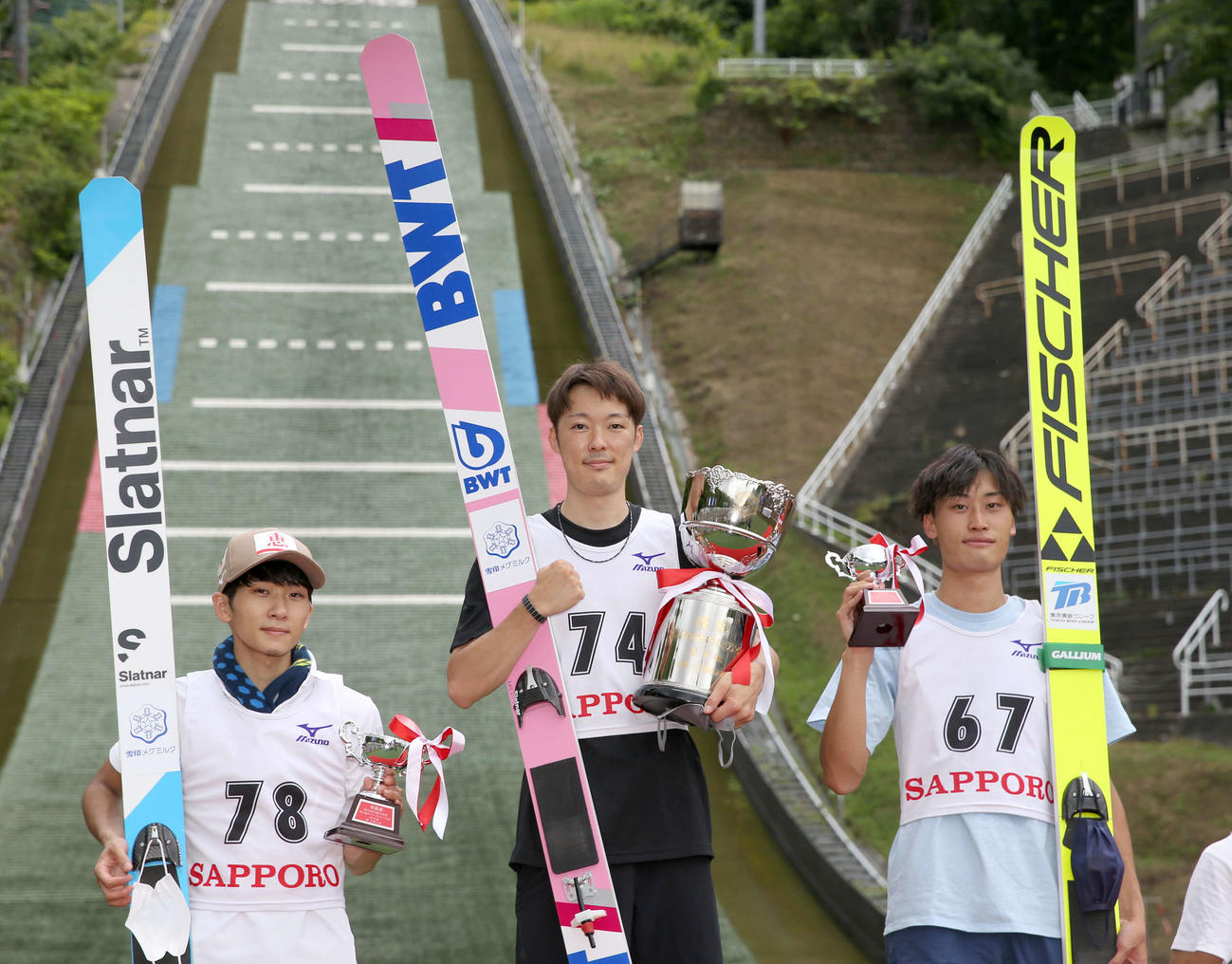 表彰台で笑顔を見せる左から2位の佐藤幸、1位の小林潤、3位の岩佐（撮影・佐藤翔太）