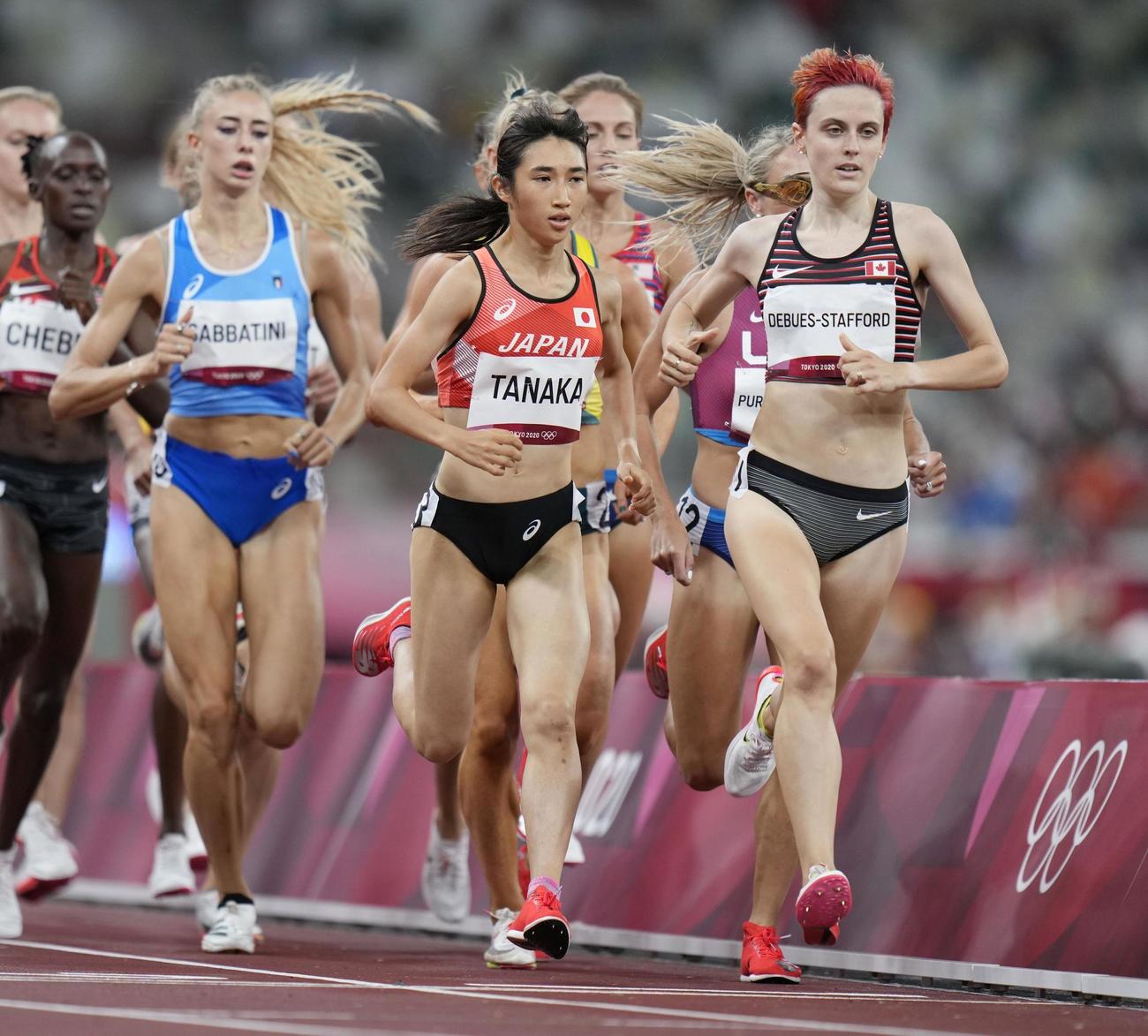 女子1500メートル準決勝　力走する田中希実（手前右から2人目）（共同）