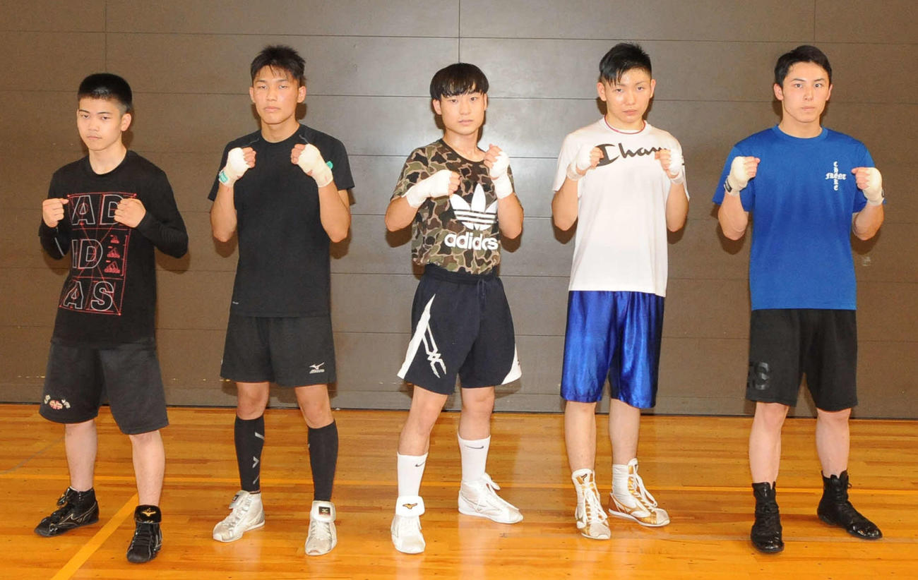 インターハイに出場する開志学園ボクシング部メンバー。左から高木、井上、坂井、六井、増田