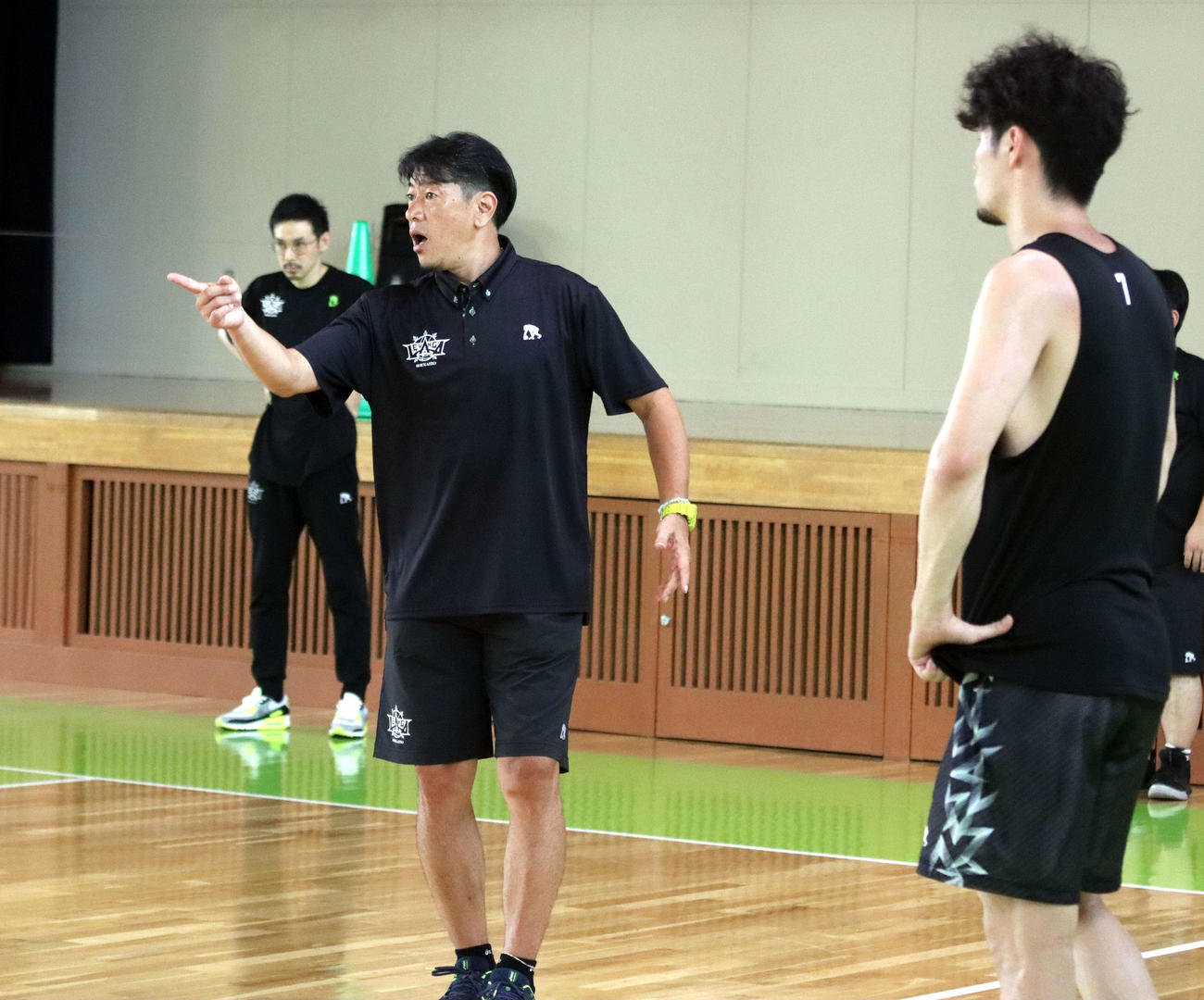 練習を止め選手にポイントを指摘するレバンガ北海道・佐古監督（中央）。右は中野（撮影・永野高輔）