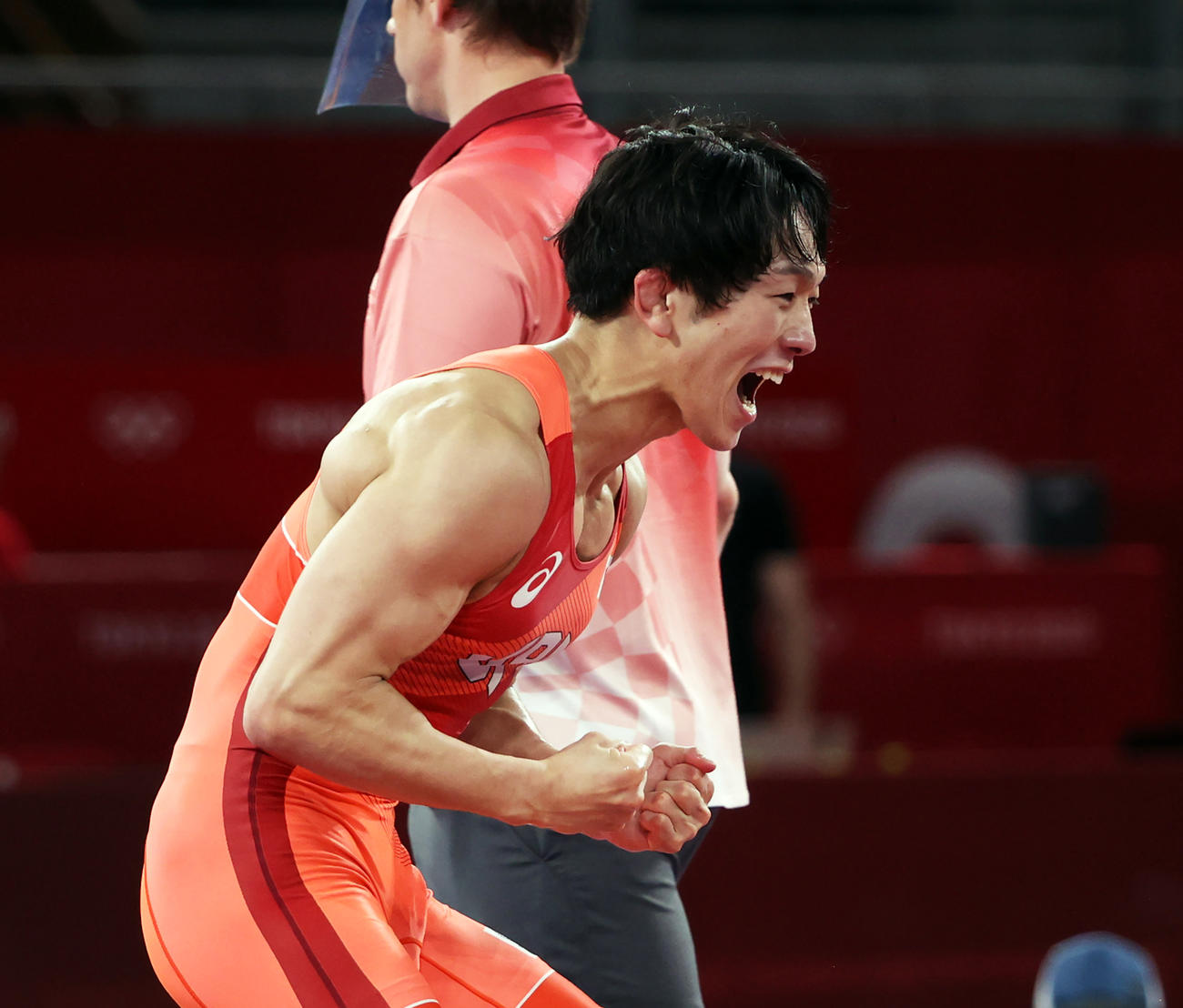 男子フリースタイル65キロ級決勝　金メダルを獲得し雄たけびを上げる乙黒拓斗（撮影・パオロ・ヌッチ）