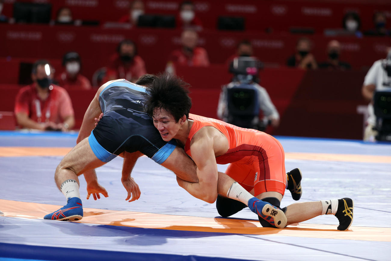 男子フリースタイル65キロ級決勝　アゼルバイジャンのアリエフ（左）を攻め込む乙黒拓（撮影・パオロ　ヌッチ）
