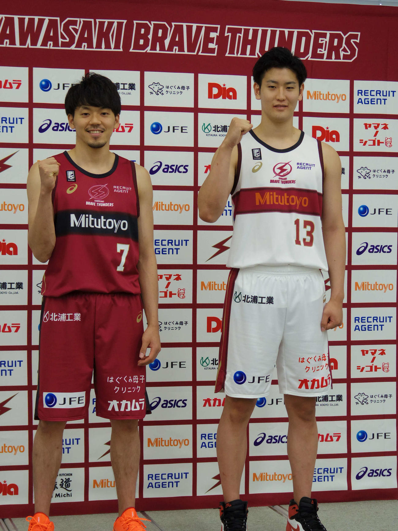 今季のユニホームをお披露目するバスケットボールB1川崎の篠山（左）と前田