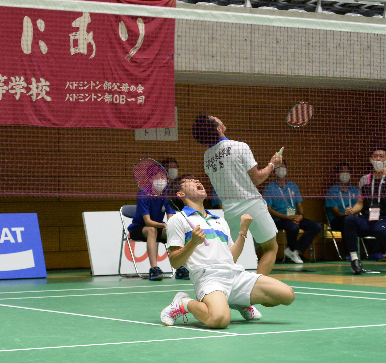 ダブルスで勝利し雄叫びを上げるふたば未来学園・武井（撮影・濱本神威）