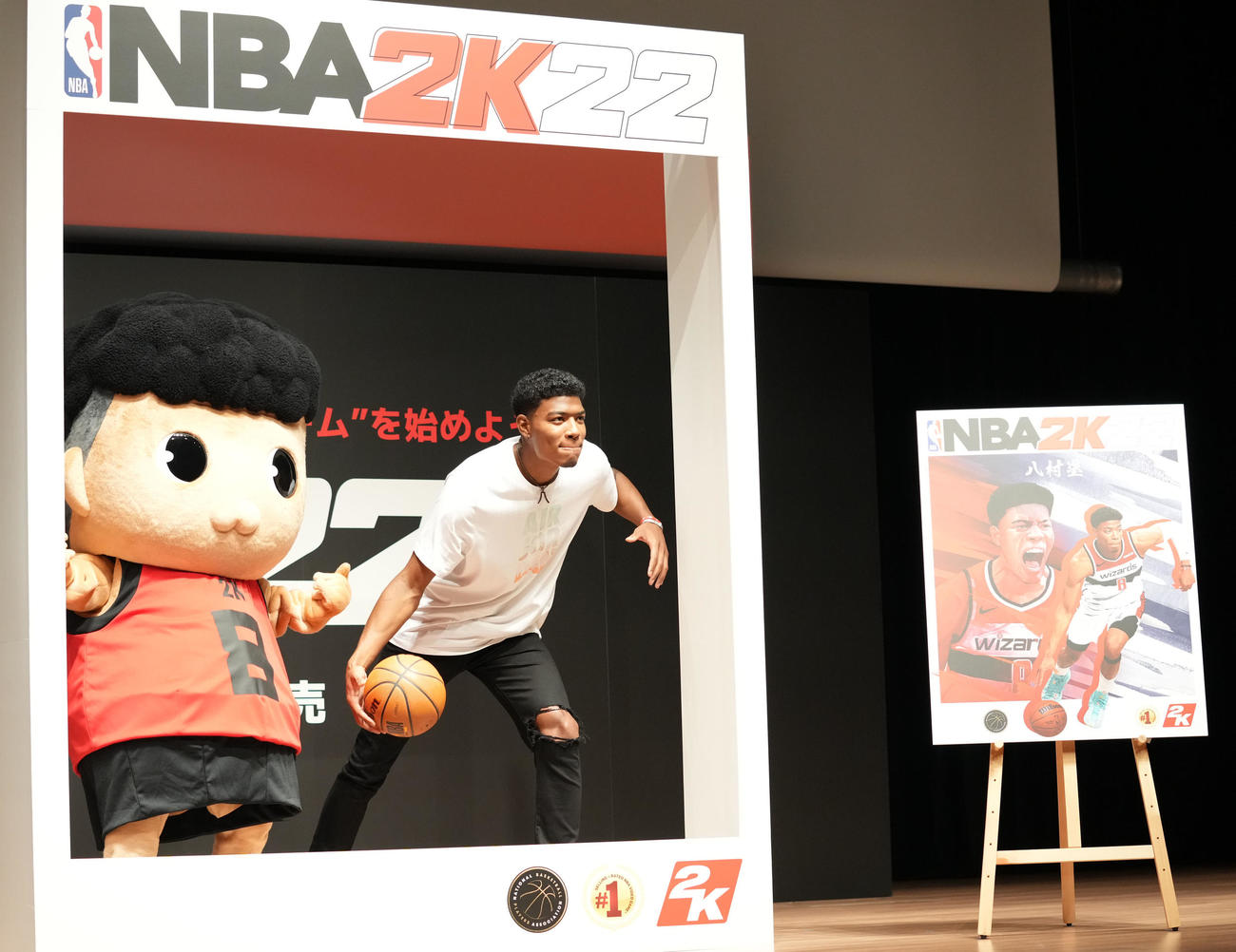 パッケージ表紙と同じポーズをとる八村。左は2Kムラ君（撮影・横山健太）