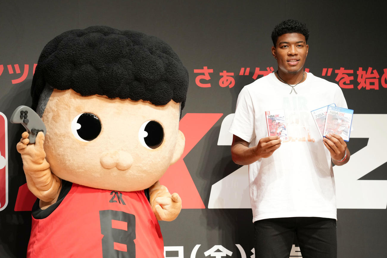 ゲームソフトを手に笑顔を見せる八村。左は2Kムラ君（撮影・横山健太）