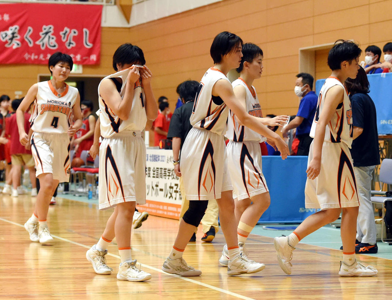 盛岡白百合学園対小林　1点差で惜敗した盛岡白百合学園の選手たち（撮影・相沢孔志）